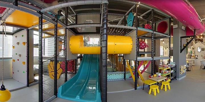 Sala zabaw Hop&Pop w Wawrze: konstrukcja z turkusową zjeżdżalnią, żółtym tunelem i ścianką wspinaczkową